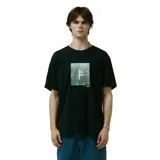 Remera negra de manga corta con cuello redondo y un estampado gráfico central que muestra una letra 'F' estilizada sobre un fondo rectangular con tonos verdosos y azules.