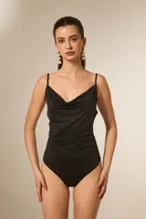 Body de bretel fino, color negro, con cuello buche drapeado y ajuste al cuerpo.