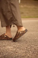 Zapatillas bajas de cuero con estampado animal print y detalles en cuero celeste.