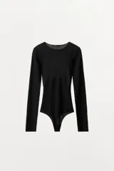 Body negro de tejido tipo media con cuello redondo y manga larga.