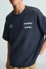 Sudadera relaxed fit confeccionada en tejido de algodón con el interior rizo. Cuello redondo y manga corta. Estampación de gráficos y textos combinados a contraste en delantero y espalda.