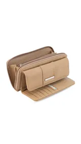 Billetera larga color beige, con solapa y broche a presión. Tiene un compartimento frontal con tarjeteros, visor y bolsillos, y un compartimento posterior con monedero con cierre, tarjeteros y bolsillos. Incluye un bolsillo trasero con cierre.
