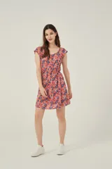 Vestido corto con estampado floral multicolor, escote redondo y cintura elastizada.