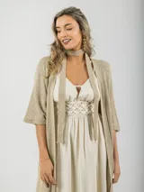 Saco tipo kimono color beige, confeccionado en hilo italiano. Incluye lazo para usar como choker o cinturón.