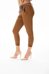 Pantalón capri color camel con cintura plisada, bolsillos delanteros y cinturón estampado con animal print.