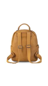 Mochila color caramelo de símil cuero, con dos bolsillos frontales con cierre y bolsillos laterales abiertos. Interior forrado con dos bolsillos con cierre y uno abierto. Tiene asa de mano y correas regulables.