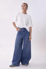 Pantalón de jean azul de corte ancho.