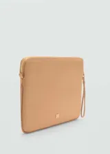 Funda color camel para laptop, con forro interior, asa corta, cierre de cremallera, doble compartimento y logo en la parte inferior.