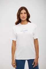 Remera blanca de algodón con cuello redondo y manga corta. Estampado frontal en azul con el texto "CONSUMED DAILY" y "PASTA AND WINE Club".