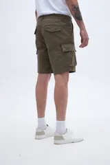 Bermuda cargo azul con bolsillos laterales y bolsillos cargo con solapa y botones.