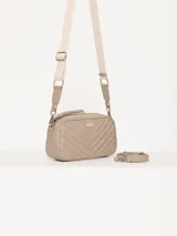 Bandolera color beige con diseño acolchado en forma de V y logo metálico dorado en forma de labios. Tiene correa larga ajustable y herrajes plateados.