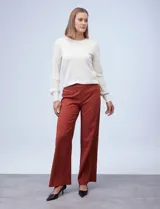 Pantalón negro de pierna ancha, marca Zac & Rachel. Pretina ancha con aplique de botones y bolsillos simulados con tachas.