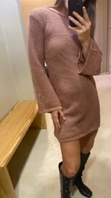 Minivestido tejido con lurex, color azul con brillos, de mangas largas acampanadas y corte holgado. Incluye un forro desmontable.