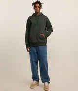 Buzo masculino comfort cerrado, con capucha y cordón para ajustes. Tiene bolsillo delantero y mangas largas.