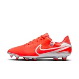 Championes de fútbol Nike Legend 10 Academy Fg/Mg, color coral con detalles plateados.