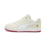 Championes Puma Ferrari Caven 2.0 color arena con detalles en blanco y rojo.