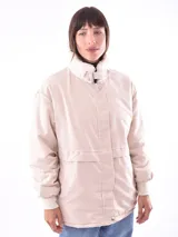 Campera de color beige claro, con forro suave y cierre frontal.