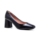 Zapato de vestir de charol negro con punta cuadrada y tacón bloque.