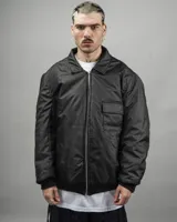 Campera reversible negra con un lado estampado y otro liso, confeccionada en textil impermeable. Corte amplio, talle Super XL.