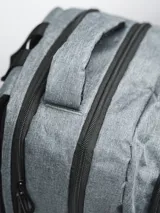 Mochila negra con logo Forum Industries Co. estampado en blanco. Cuenta con múltiples compartimentos con cierre, dos bolsillos laterales de red y asa de mano acolchada.