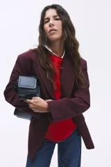 Remera roja entallada de punto interlock pesado, con cuello redondo, mangas cortas, pinzas moldeadoras en la cintura y bajo acampanado.
