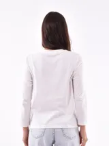 Remera blanca de manga larga con cuello redondo y estampado frontal con la frase "All my love darling" en color celeste.