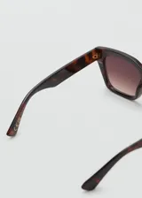 Gafas de sol con montura de pasta de diseño cuadrado y efecto carey en tonos marrones. Poseen cristales degradados y protección UV categoría 3.