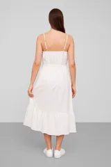 Vestido midi blanco de viscosa, corte holgado, con breteles finos, escote en V y cordón ajustable en la cintura.