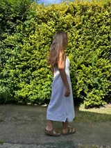 Vestido largo blanco de tirantes finos, con escote recto y detalle de puntilla en el busto.