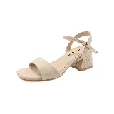 Sandalias beige con taco cuadrado y tira al tobillo.