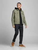 Chaqueta de denim color verde oliva, marca Jack & Jones, con cuello clásico, cierre frontal abotonado, bolsillos en el pecho con solapa y puños abotonados.