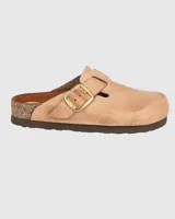 Zueco color tostado de cuero, con hebilla dorada ajustable y plantilla anatómica de corcho.