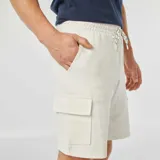 Bermudas deportivas blancas con bolsillos laterales tipo cargo.