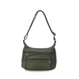 Bandolera color beige de símil cuero con dos bolsillos frontales con cierre, doble apertura superior con cierre, un bolsillo trasero con cierre y dos bolsillos internos. Incluye correa de galón larga regulable para llevar al hombro.