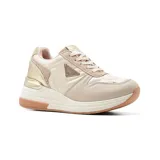 Championes urbanos color beige con detalles dorados.