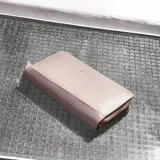 Billetera de cuero vacuno color visón con cierre perimetral, múltiples espacios para tarjetas, espacio para billetes y monedero con cierre incorporado.