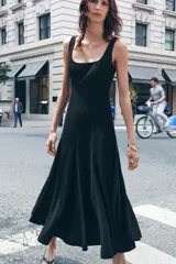 Vestido midi negro de escote cuadrado y manga sisa.