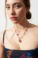 Collar con cordón rojo y dijes metálicos dorados con perlas de río, con forma de pez, corazón, caracol, estrella de mar y coral.