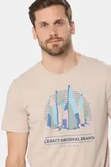 Remera de manga corta color beige jaspeado con cuello redondo. Presenta un estampado frontal de veleros en tonos azules y rosados, con el texto "LEGKY ORIGINAL BRAND SAILING" debajo.