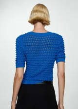 Jersey azul de punto fino con cuello redondo, mangas cortas y diseño entallado.