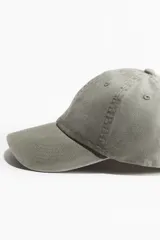 Gorra verde militar de sarga de algodón con cinta antitranspirante de algodón, trabilla ajustable y cierre de metal en la parte trasera.