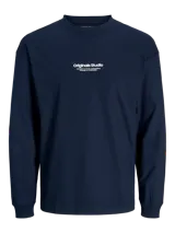 Camiseta azul marino de manga larga y cuello redondo con estampado frontal con la leyenda "Originals Studio BROUGHT TO YOU BY JACK & JONES® DESIGNED IN COPENHAGEN".
