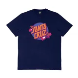 Remera de manga corta color azul marino con cuello redondo. Estampado frontal con el logo de Santa Cruz Skateboards con un diseño de ruedas de skate en tonos fucsia y naranja, sobre un fondo circular morado.