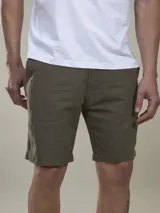 Bermuda color verde oliva, de corte recto y largo hasta la rodilla.