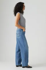 Pantalón de jean celeste, de corte amplio, tiro medio y estilo vintage.