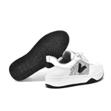 Zapatillas deportivas urbanas blancas con detalles plateados con plataforma y logo negro en el lateral.