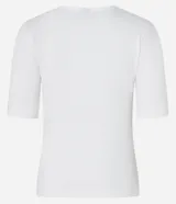 Blusa blanca de mangas cortas, confeccionada en Rib, con cuello redondo y lazos de terciopelo negros uniendo la abertura en la parte de abajo.