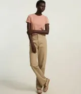 Blusa de manga corta color rosado, confeccionada en algodón certificado BCI y spandex, con cuello redondo y sin estampado.