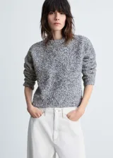 Sweater de punto grueso color gris con cuello redondo y terminaciones de canalé.