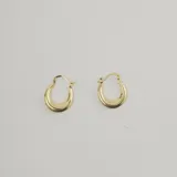 Aros tipo argolla dorados con cierre a presión.